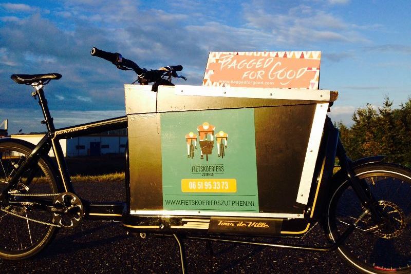 Bagged for Good Fairtrade Tassen foto reclame op de fiets voor bagged for good fairtrade tassen